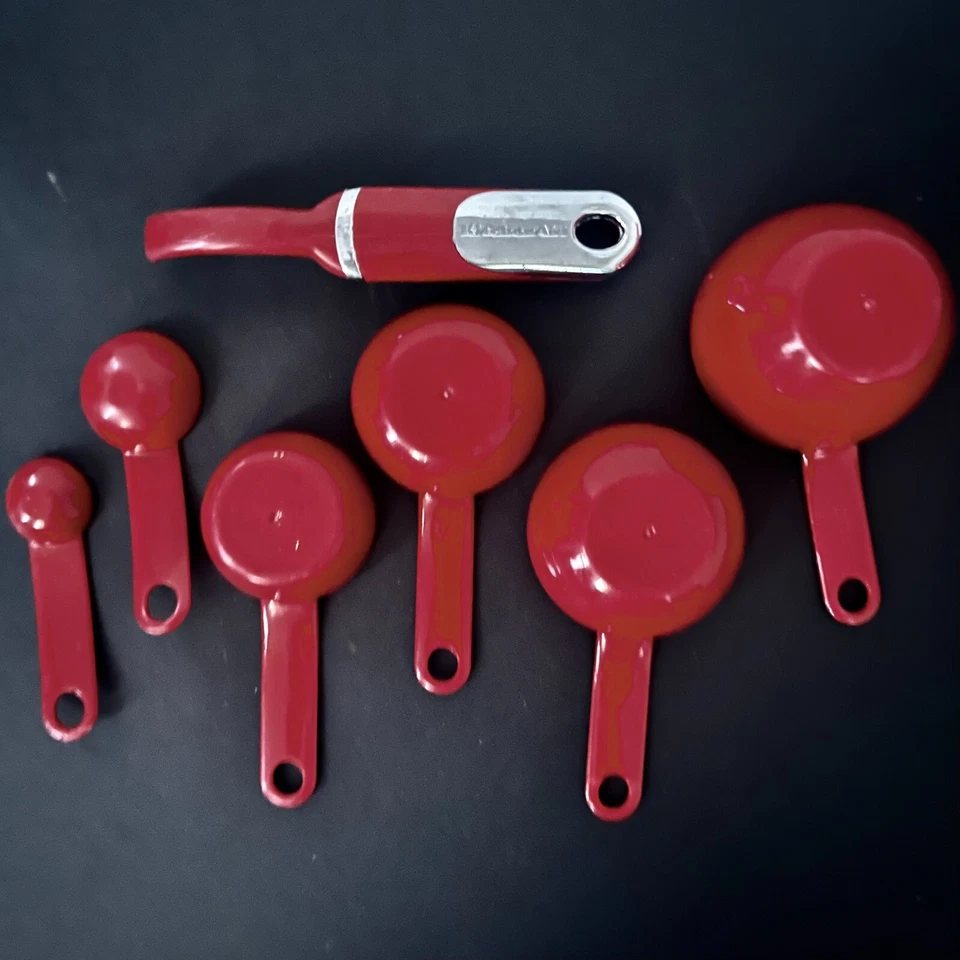 Красные мерные чашки и нож для нарезки Kitchen Aid - Изображение 2 из 4
