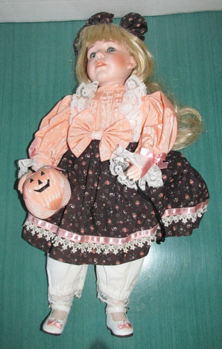 CAROL ANNE MUSICAL DOLL - Pumpkin - Bette Ball - 1992 - Goebel - "Autumn Leaves" - Picture 3 of 10