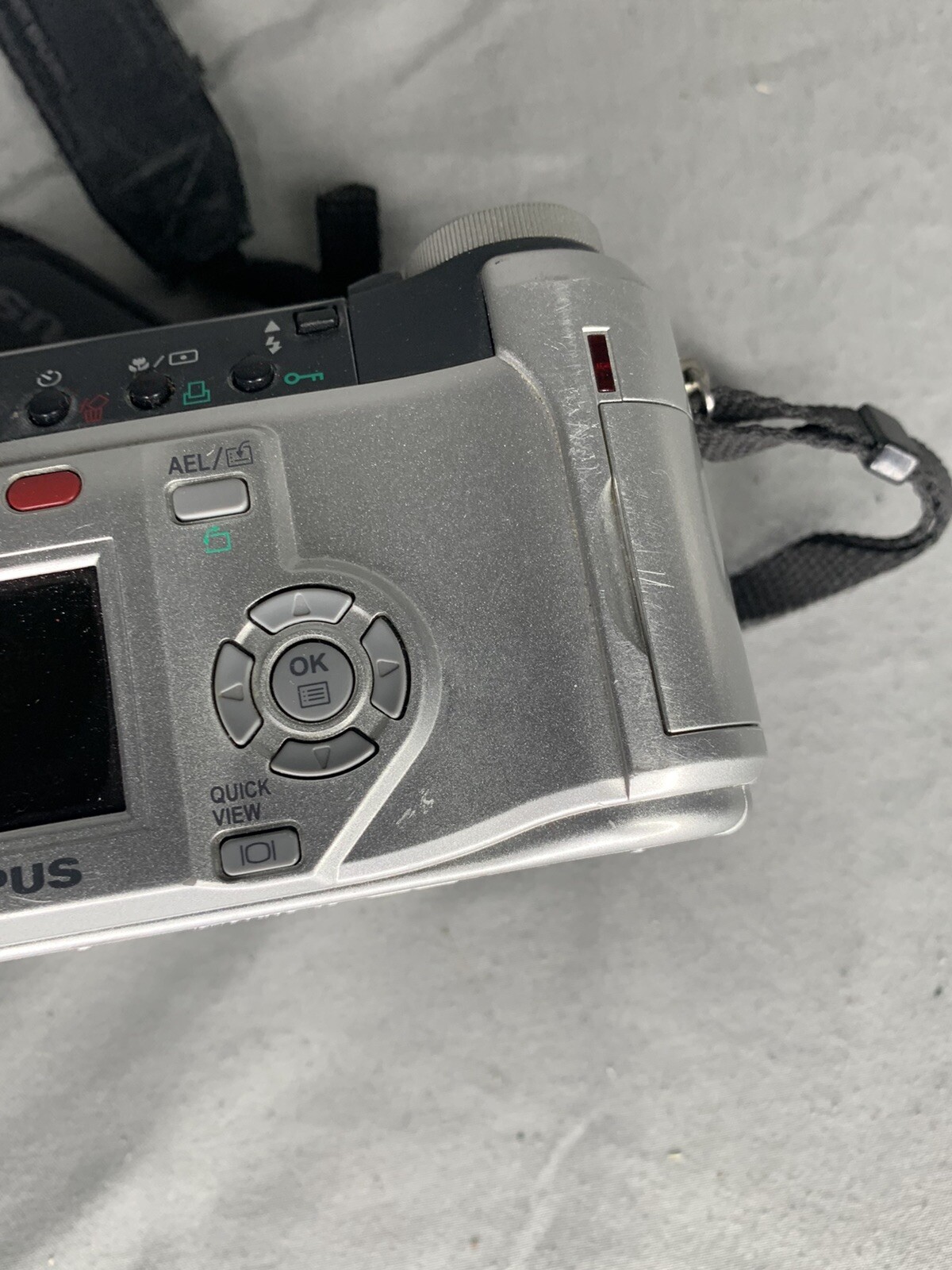 Olympus CAMEDIA C740 Ultra Zoom 3.2MP Digital Camera Silver a3L