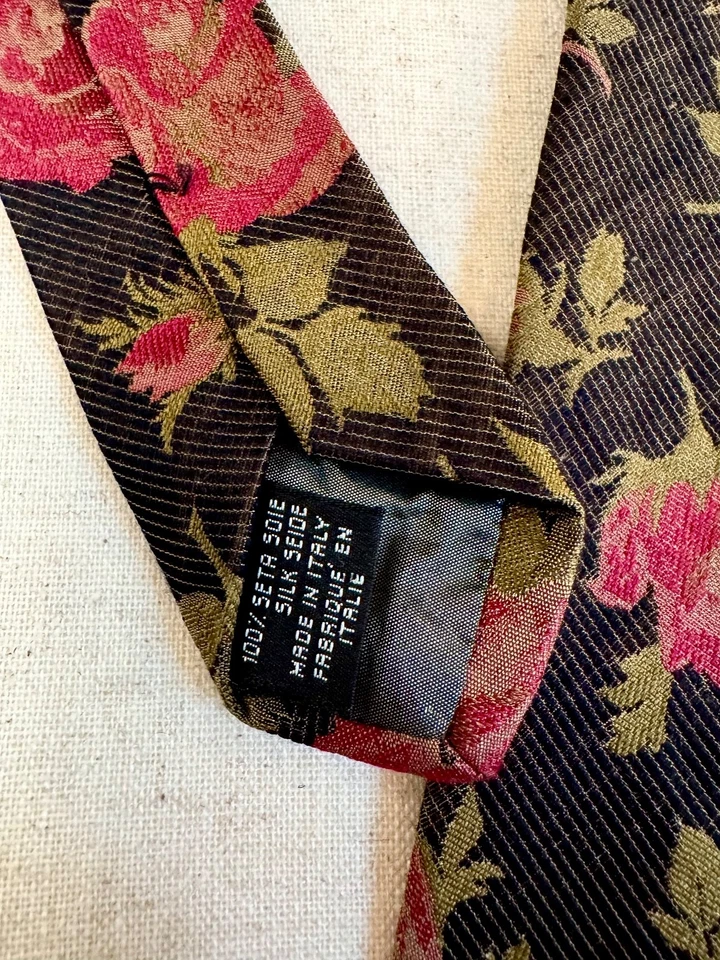 Corbata para hombre de Kenzo Paris 100 % seda, negro y rosas envejecidas, logotipo bordado Foto 3 de 4