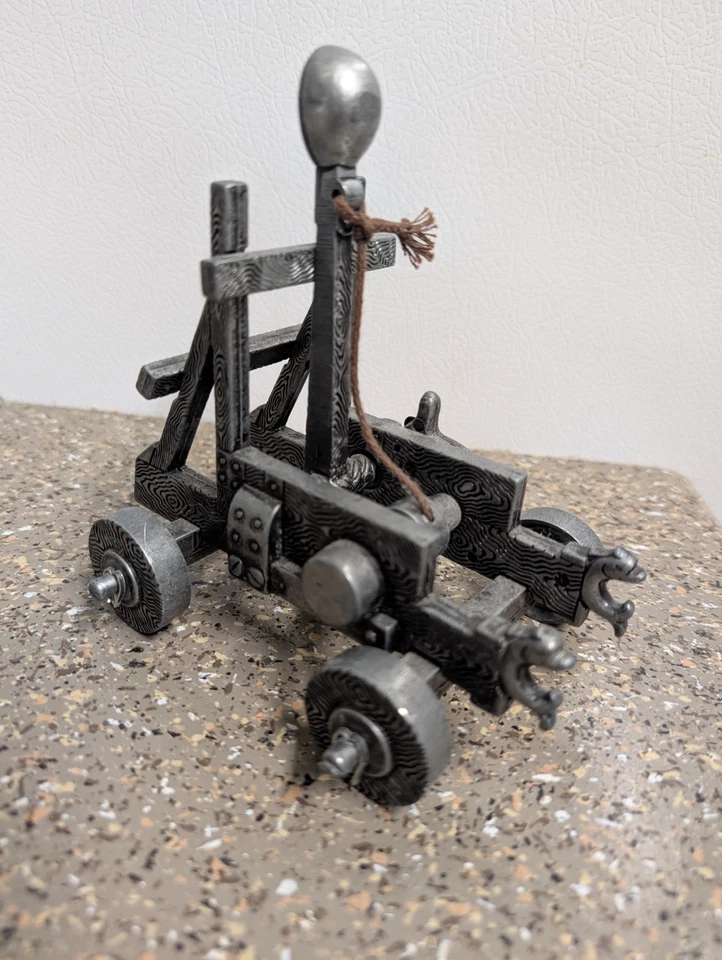 Catapulta de metal medieval en miniatura Foto 2 de 4