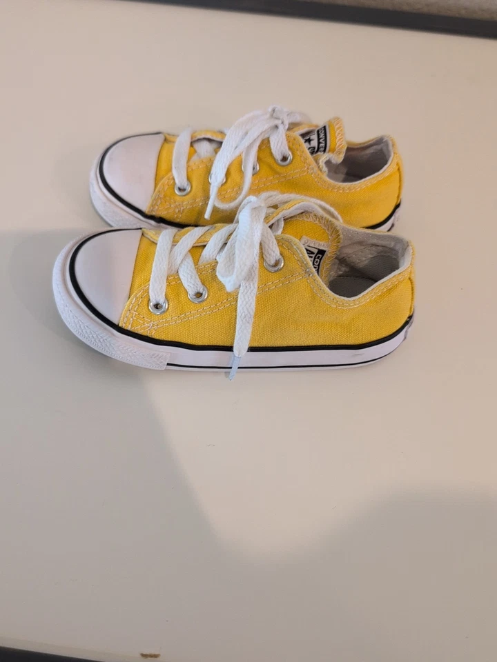 Lightly Worn Converse All Star 黄色低帮儿童运动鞋 — 第 4/4 张图片