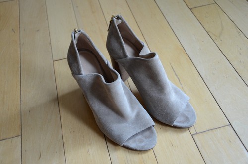 Diane Von Furstenberg suede block heel peep toe mules size 6.5 M