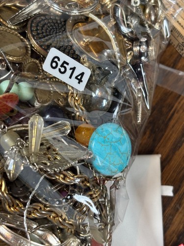 2 lb 13 oz Lot Of Assorted Vintage & Modern Jewelry Pieces For Crafts Or Scrap - Picture 2 of 14