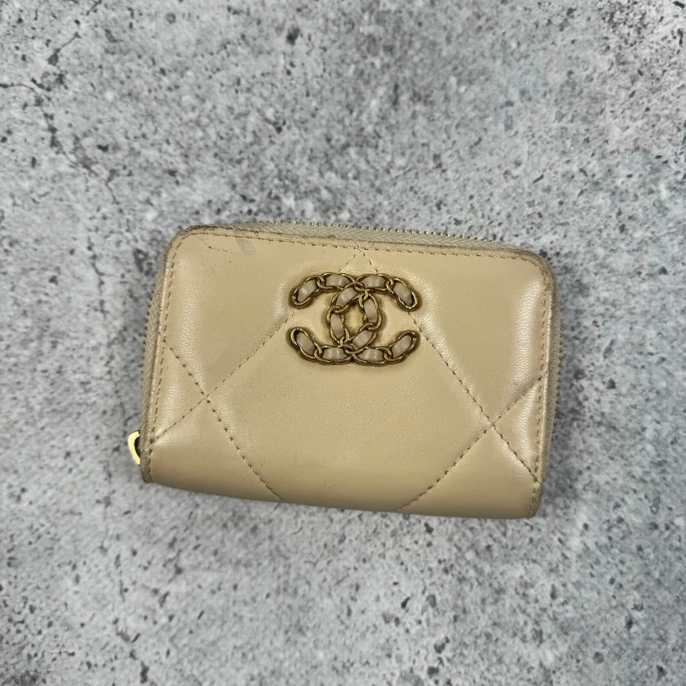Chanel Piel de Cordero Acolchada 19 Cremallera Alrededor Monedero Cartera Marca Coco Beige Foto 2 de 4