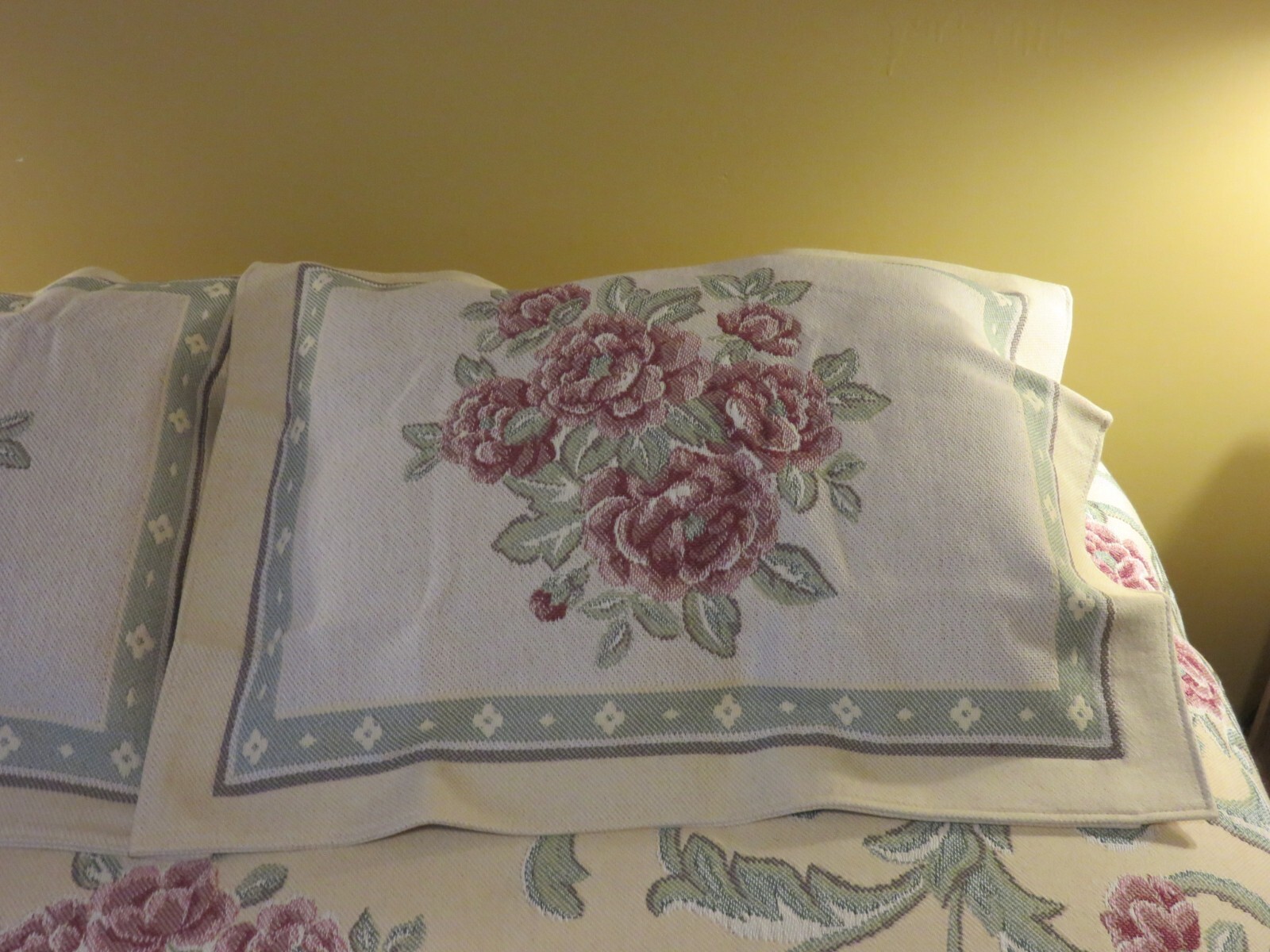 DOMESTICATIONS HOME FASHIONS MACHINE EMBROIDERED QUEEN QUILT MADE IN