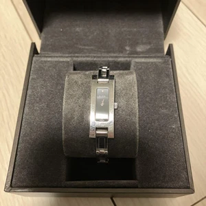 Montre pour femme Gucci 3900L cadran noir en acier inoxydable de fabrication suisse du Japon
