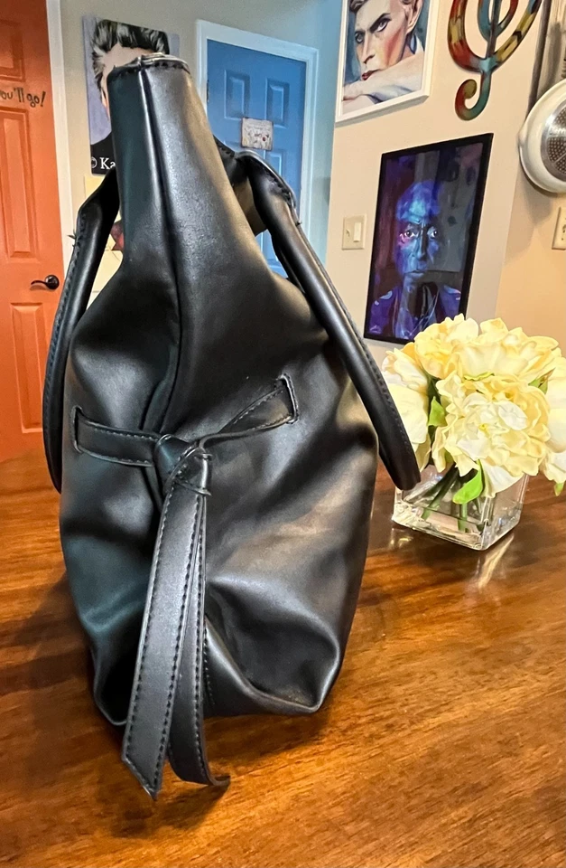 Bolsa de ombro BCBGeneration grande preta de couro vegano com zíper 15,5 W 13,5 H - Imagem 2 de 4