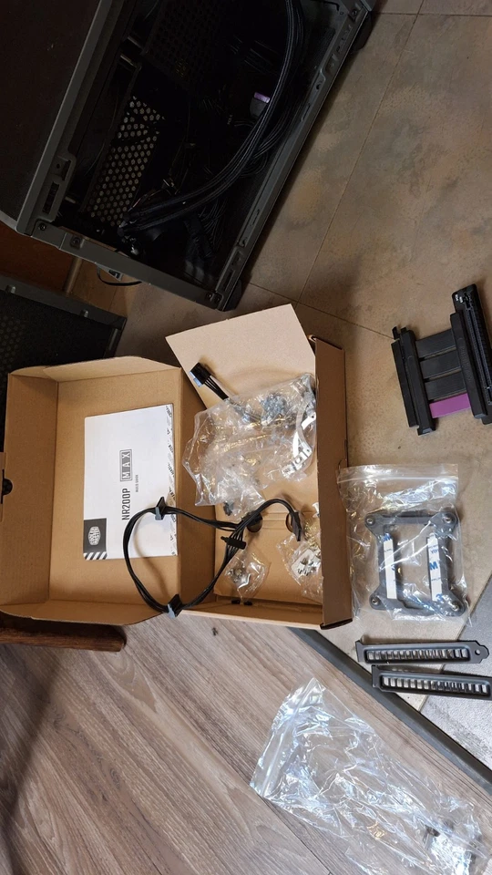 Estuche para computadora MASTERBOX NR200P MAX, SFF Minit Itx Foto 4 de 4