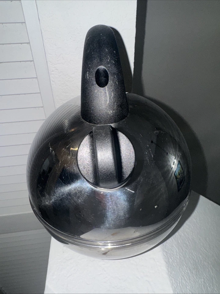 Tetera Tramontina 18/10 acero inoxidable 2 cuartos mango aislado Foto 2 de 4