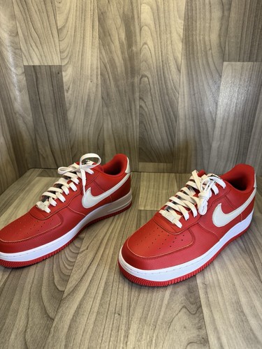 Air Force 1 Low Retro QS. University Rosso/Bianco FD7039 600 Uomo 10,5 Spedizione Veloce - Foto 11 di 24
