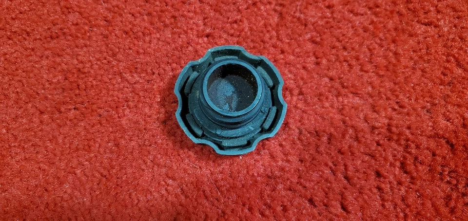 1997 Buick Park Avenue GM Engine Oil Filler Cap SAE 5W-30 OEM - Image 2 of 3