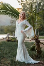LACE MERMAID WEDDING DRESS WITH LONG BELL SLEEVES SCALLOPED V NECK SIZE 4 6 8