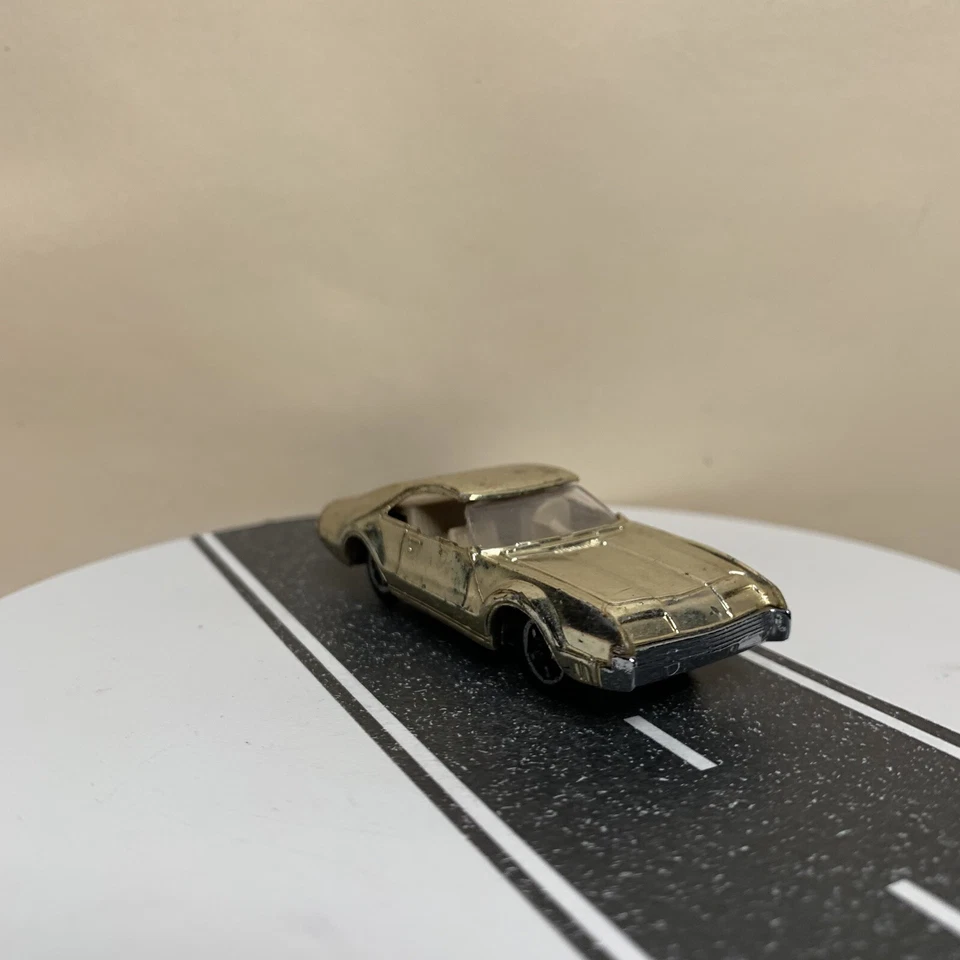 Caja de cigarros Aurora #6108 Oldsmobile Olds Toronado cupé dorado cromo escala 1:64 de colección Foto 3 de 4