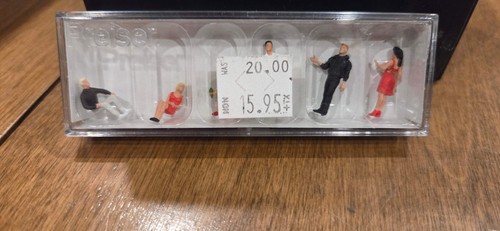 Preiser HO 1010584 Drive-in Movie Goers | Condition: New