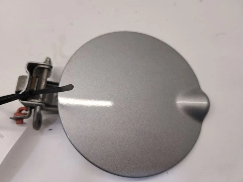 Dodge Grand Caravan 2011-2013 puerta de llenado de combustible plateada Foto 2 de 4