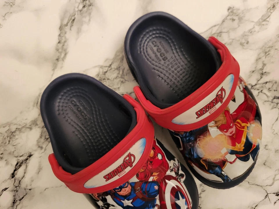 Zapatos sin cordones Vengadores Crocs Marvel Superhéroe Crocs talla 6 (C6) niño pequeño Foto 2 de 4