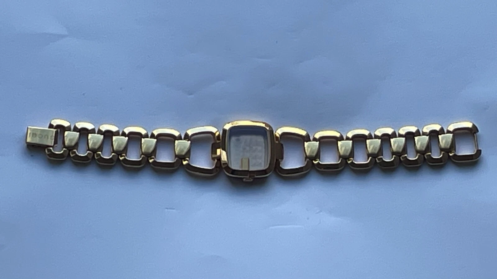Bracelet et boîtier montre femme GUCCI acier couleur or réf 125,5 (A864)