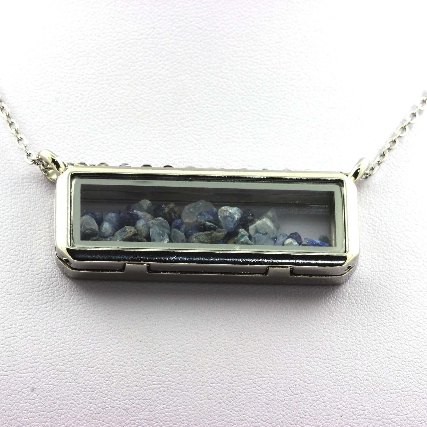 Collier Benitoite brut rectangle en pendentif unique avec chaine en argent