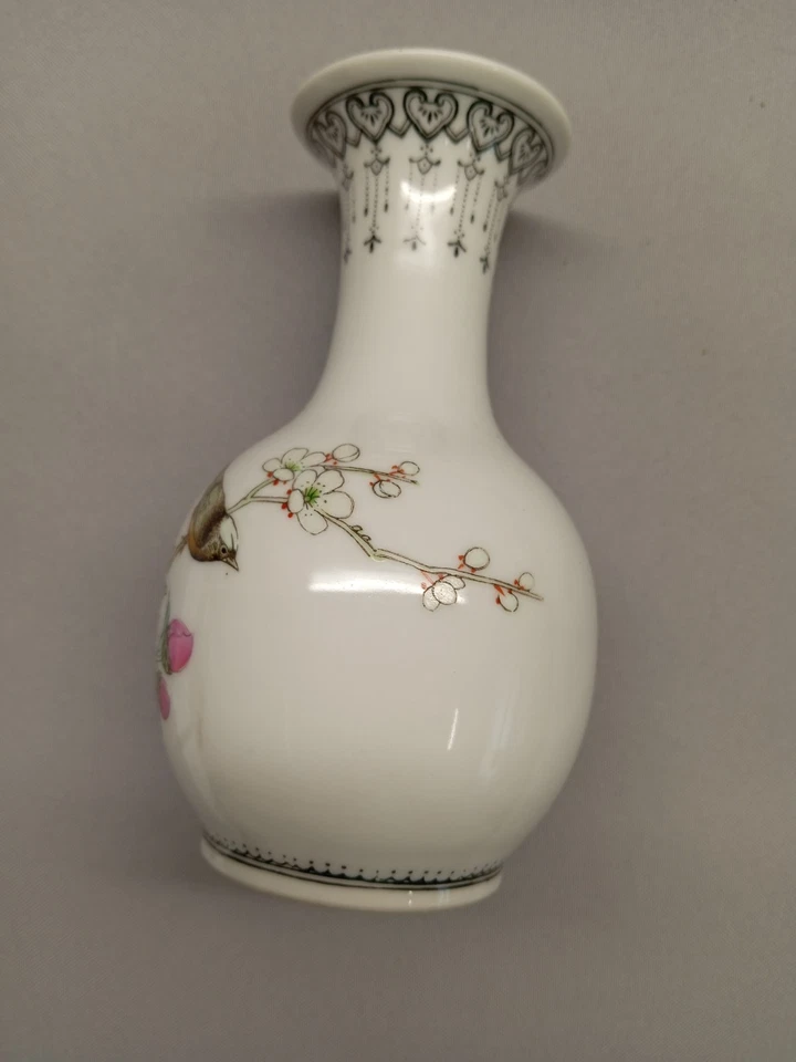 Vintage Oriental 80’s Famille Rose Porcelain Chinese Small Vase floral - Image 4 of 4