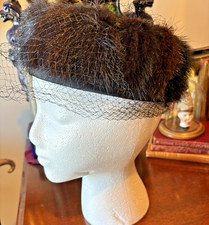 1950S FABUOLOUS VERTICAL MINK FUR PILLBOX HAT -WITH VEIL- SATIN LINING - EXCELLE