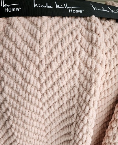 NWT! Nicole Miller Artelier Rose Knit Throw Blanket Decorative Throw 50 x 60 - Picture 5 of 7
