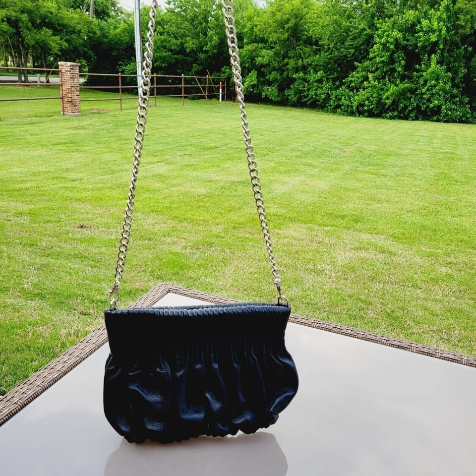 Bolso sin asas BODHI de cuero negro granulado Hobo muñeca Foto 3 de 4