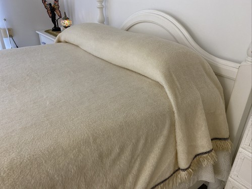 Vintage Cream Fluffy Acrylic Shag Pile Double / Queen Bedspread 250 cm x 230 cm - Picture 5 of 18