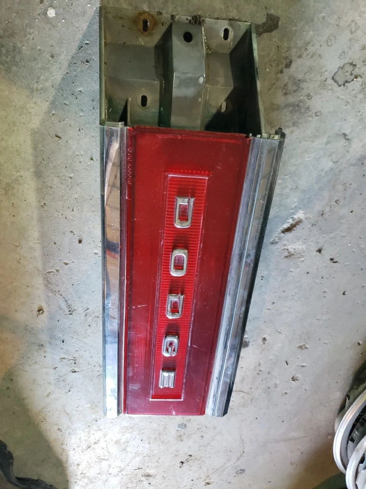 Dodge Dynasty 1988-1993 luz trasera central emblema moldura (OEM) Foto 2 de 4