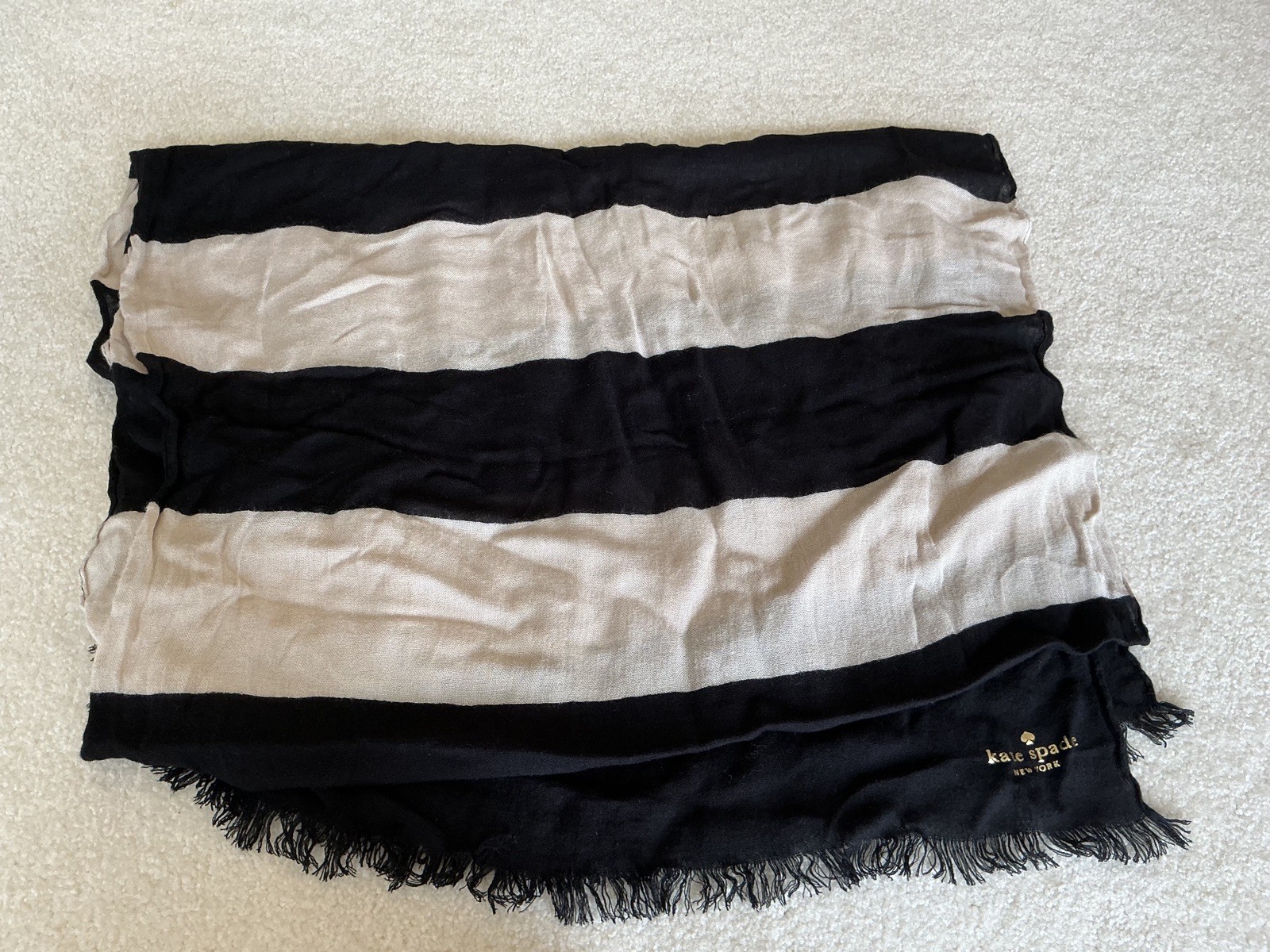Bufanda Kate Spade 22"x70" negra/marrón claro. Excelente estado. Usado una vez.