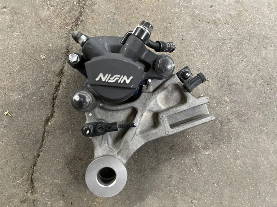 Pinza de freno trasera y montaje Honda CB650R CB 650 650R 18 19 20 21 22 23 24 25 OEM Foto 4 de 4