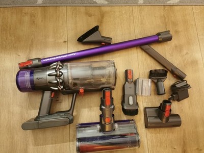 Dyson V11 Akkusauher Staubsauger Mit Zubehör Walze Düse