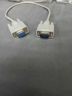 Serielles RS-232-Kabel mit DB9-Anschlüssen.