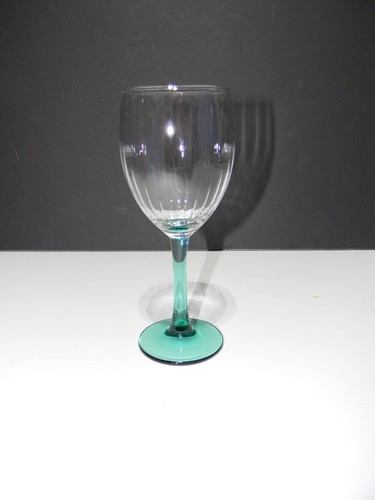 Vaso de vino de tallo verde acanalado con luz transparente 6 7/8" de alto - Imagen 14 de 15