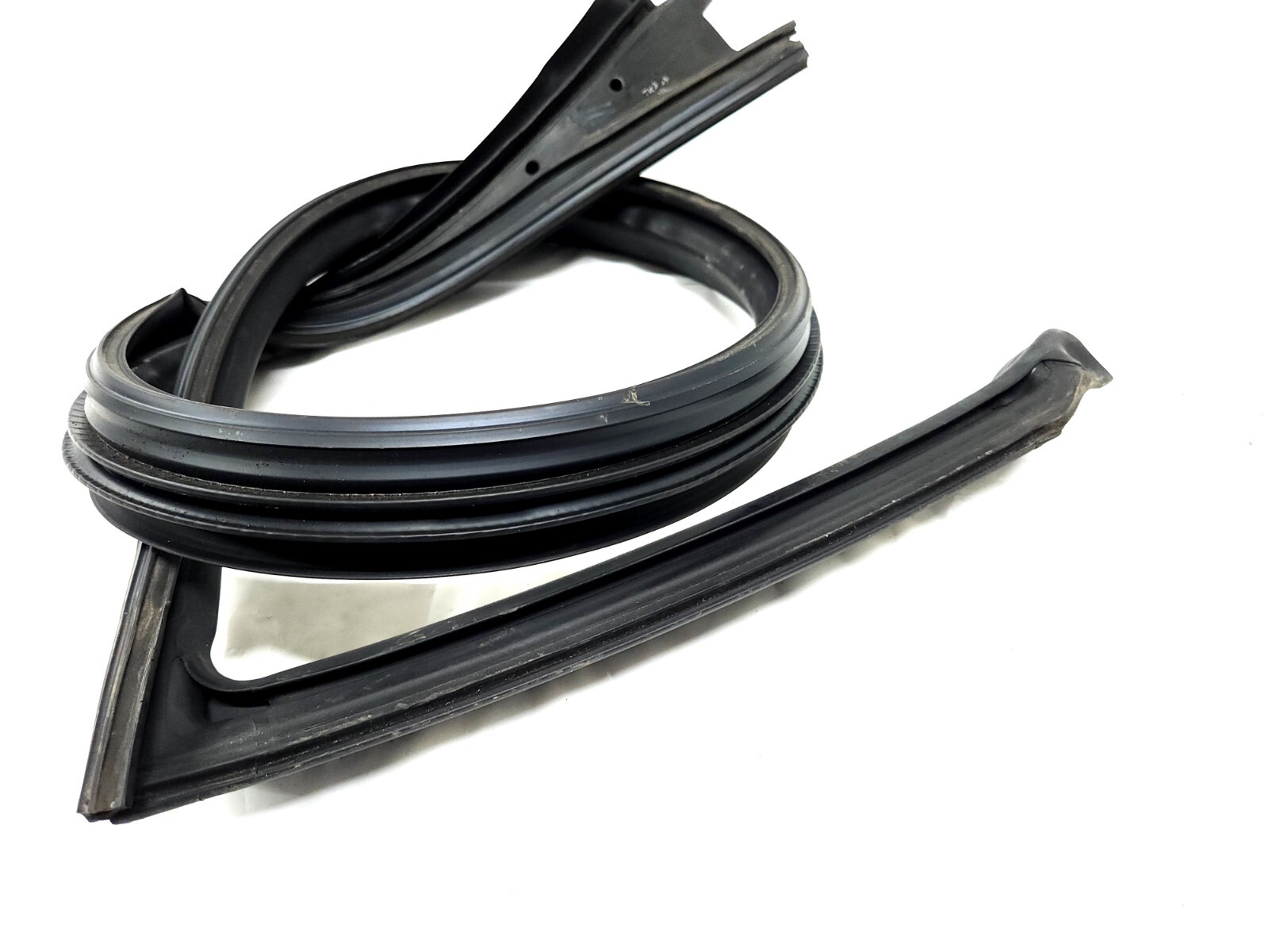 ⭐ 08-17 Maserati Gran Turismo Front Right Door Rubber Seal Weatherstrip Oem