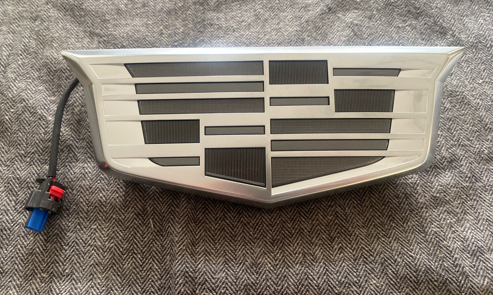 2021-2023 Cadillac Escalade Emblem GM OEM NEW 86527902