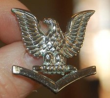 VINTAGE MILITARY US NAVY VANGUARD V-21-N EAGLE HAT UNIFORM SHIRT BADGE PIN MEDAL