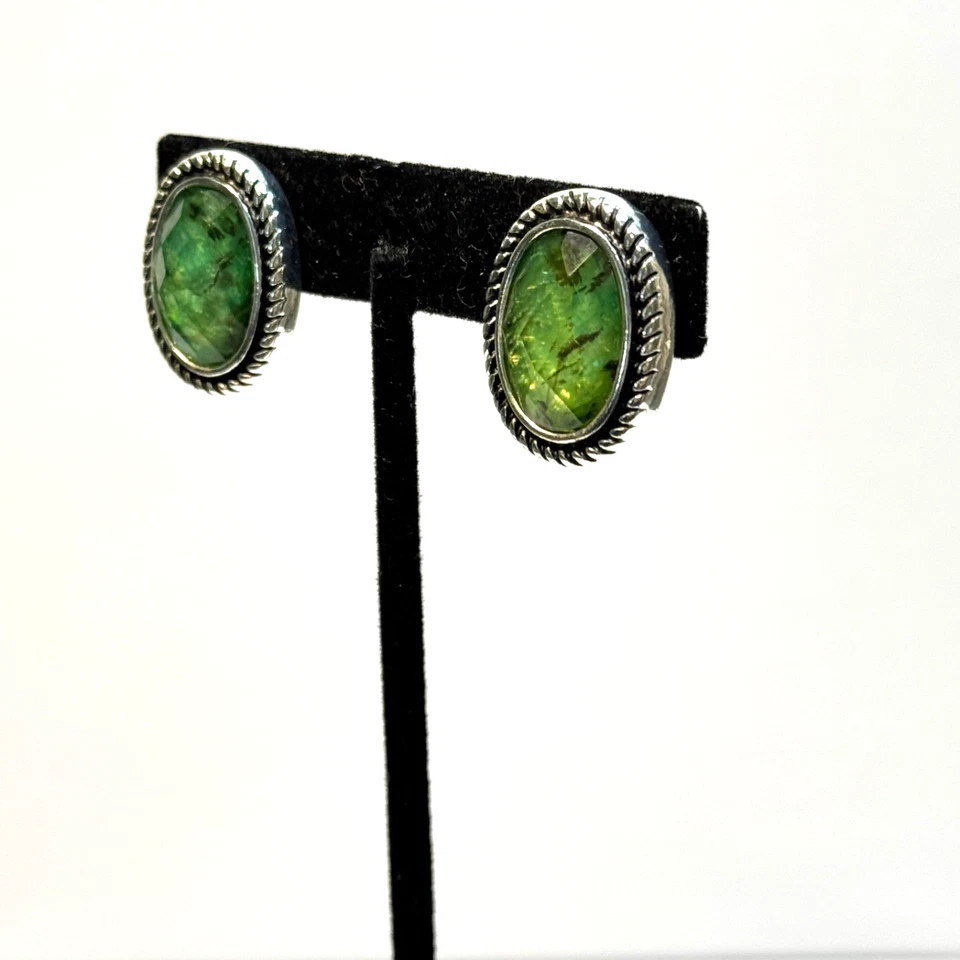 Pendientes Napier Clip On Ovalados Verde Facetado Acrílico Tono Plata Foto 3 de 4