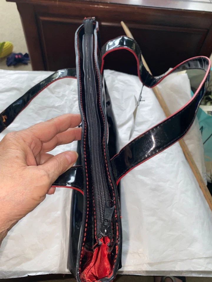 Saks Fifth Ave. NY Stephanie Johnson Black Patent Leather Bag. - Imagem 3 de 4