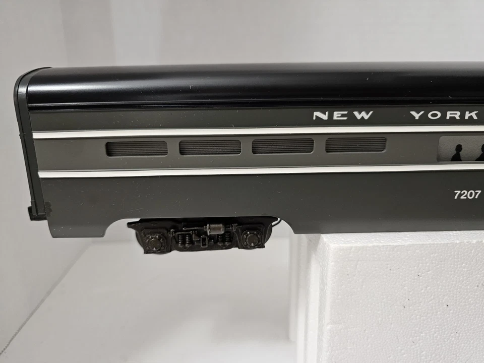 1983 Lionel 6-7207 O New York Central 20th Century Aluminum Dining Car, Lighted - Image 4 of 4