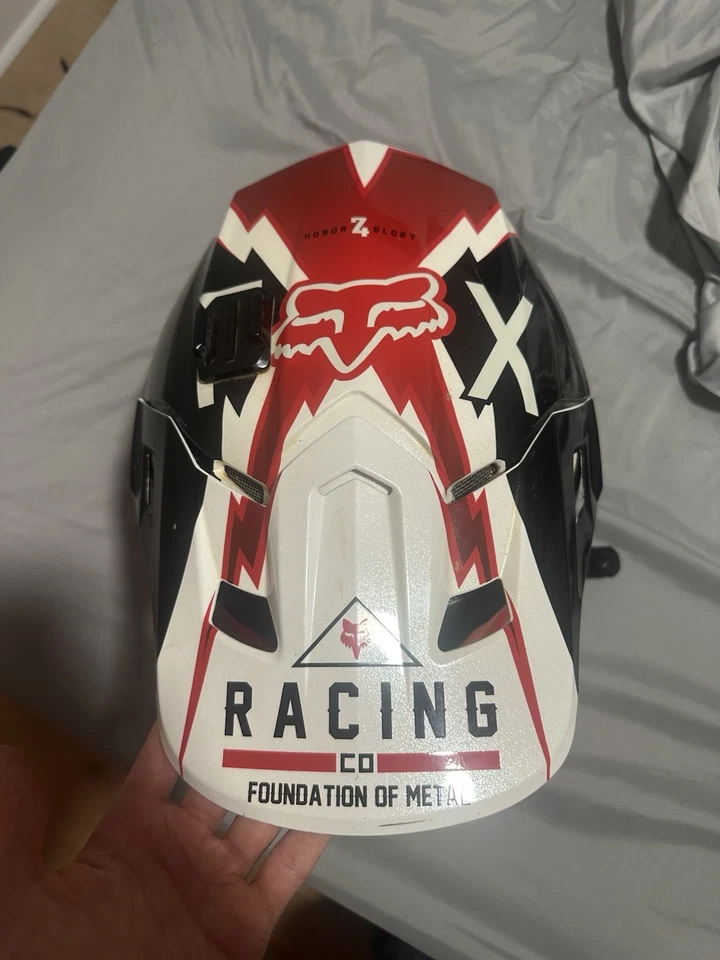 YOUTH XL Fox Racing V2 Dirtbike Helmet, Light Scratches - Image 3 of 4