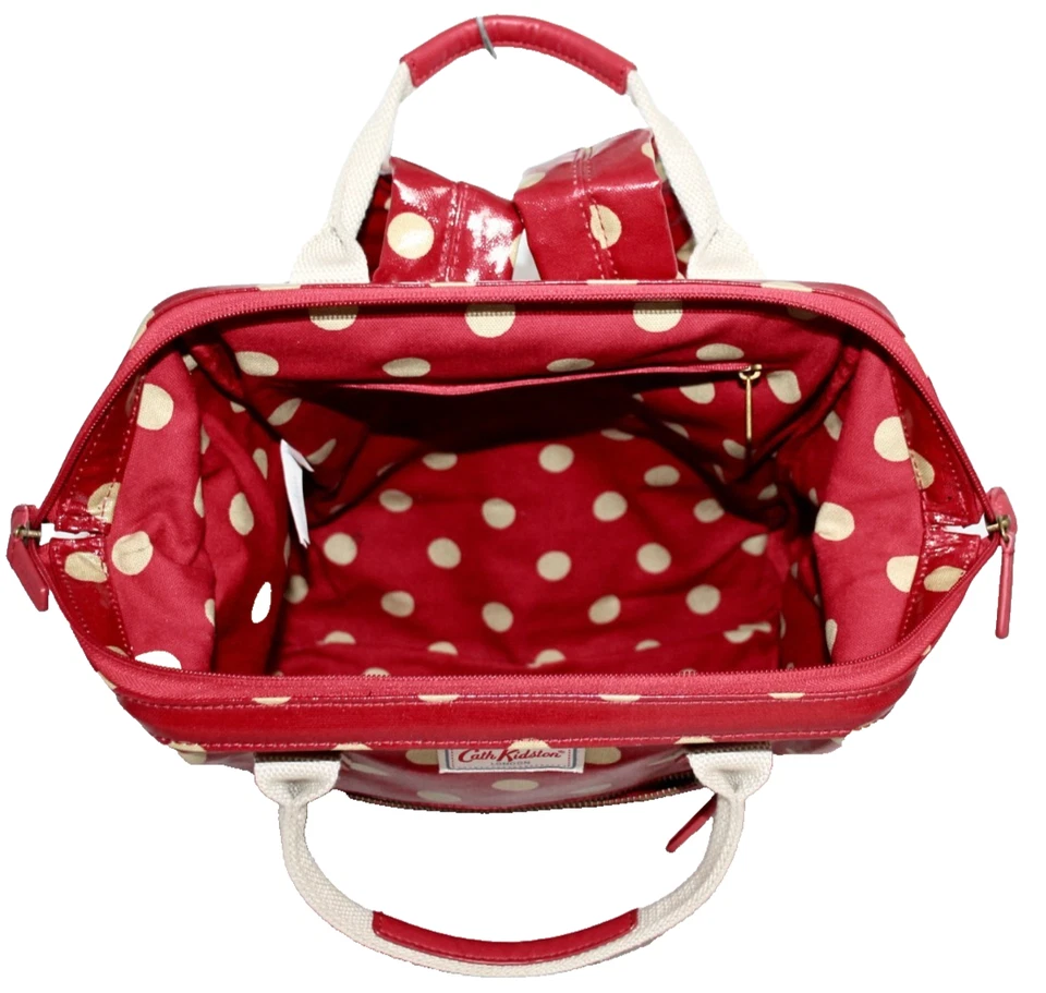 Mochila con marco CATH Kidston roja con lunares tostados de lona recubierta Foto 4 de 4