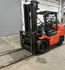 Toyota 7FGU70 15,000lbs Forklift - Side Shift - close-up view