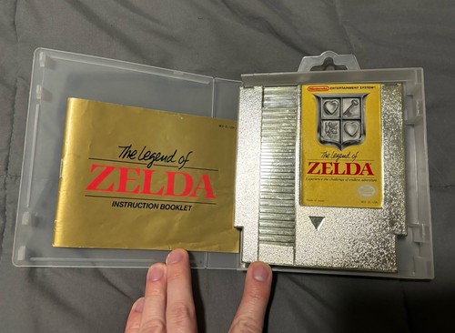 The Legend of Zelda - Nintendo NES - with Manual & Protective Case - Authentic