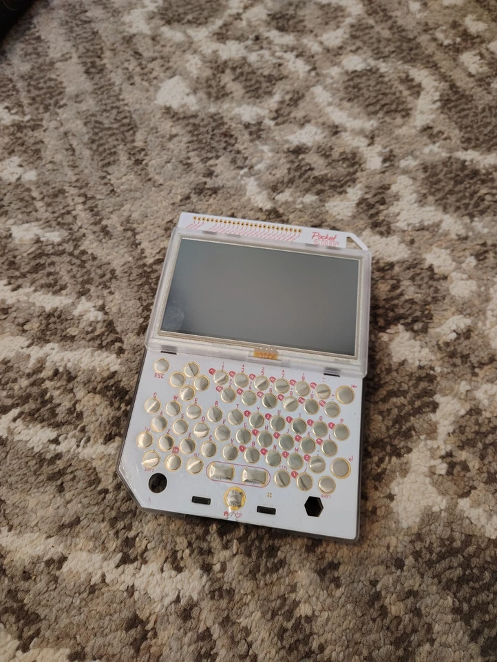 Computadora portátil Next Thing Co. con chip de bolsillo con pantalla táctil (para piezas) Foto 2 de 3