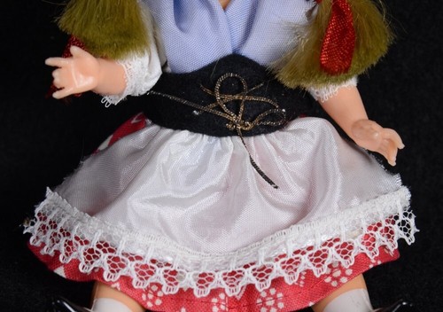 Muñeca de recuerdo de los Alpes suizos de 6"H brazos y piernas articulados de plástico vintage con ojos somnolientos - Imagen 3 de 6