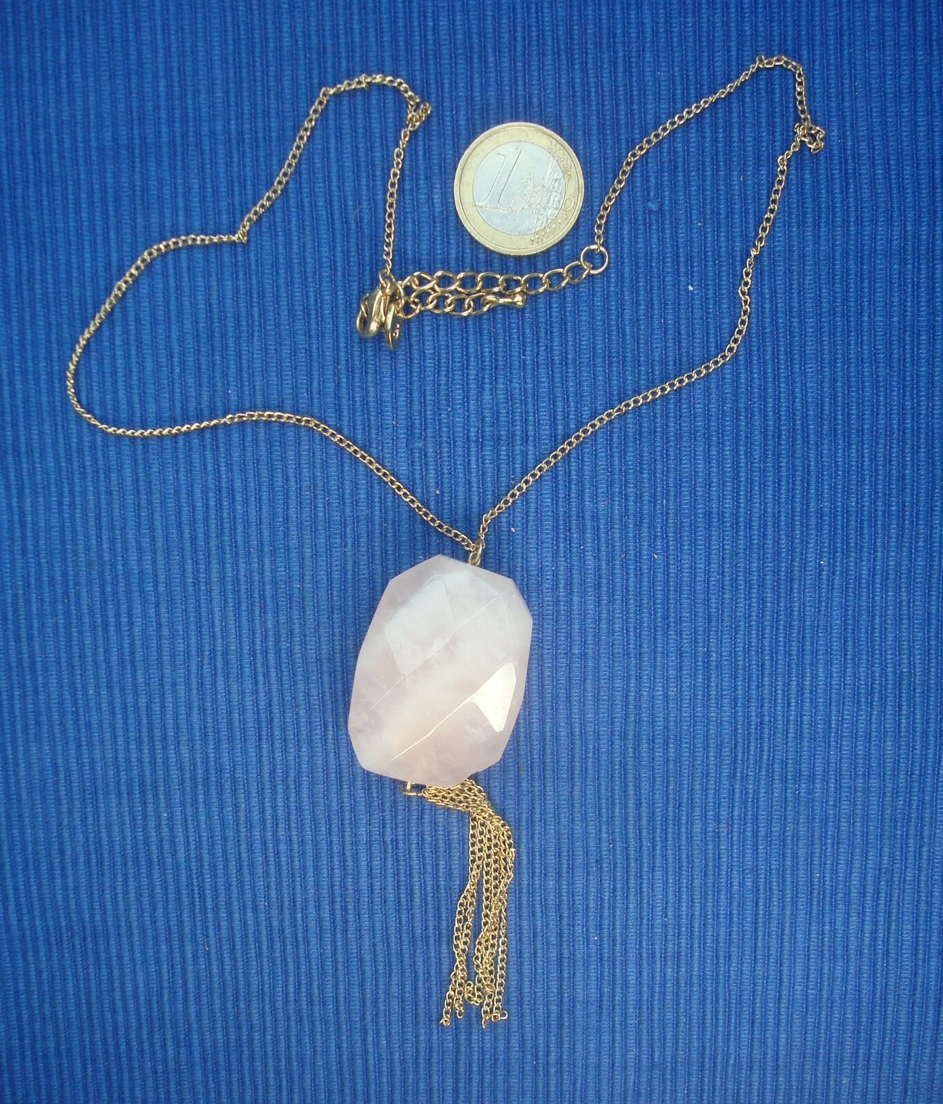 Collier quartz rose naturel et chaine dorée : le bijou anti-stress chic