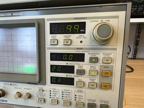 ANRITSU SPECTRUM ANALYZER MS610B 10 KHZ-2GHZ E TRACKING GENERATOR MN 680 B - Foto 3 di 17