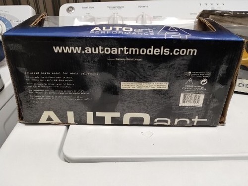 AutoArt Holden GTS 300 Kw Red and Holden Concept 1:18 Scale Diecast Models - Picture 11 of 20