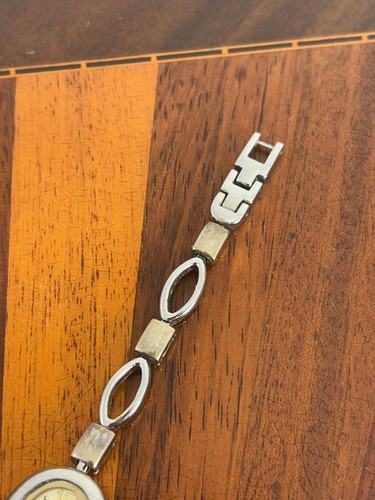 Reloj de moda para mujer Rumours esfera dorada dos tonos delicado 18 mm - batería nueva - Imagen 4 de 8